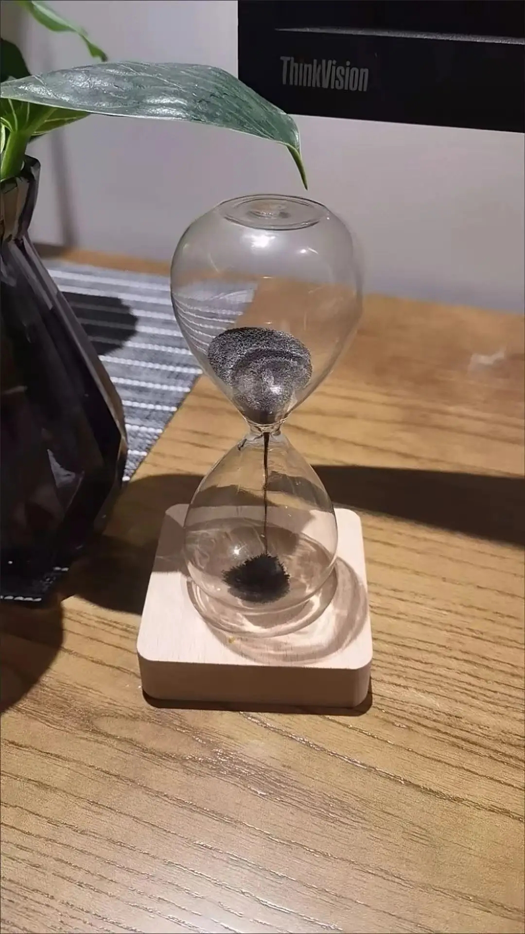 유리+철분 모래 꽃무늬 자석 모래시계 포장 포함 모래시계 13.5 * 5.5cm 나무 받침대 선물용