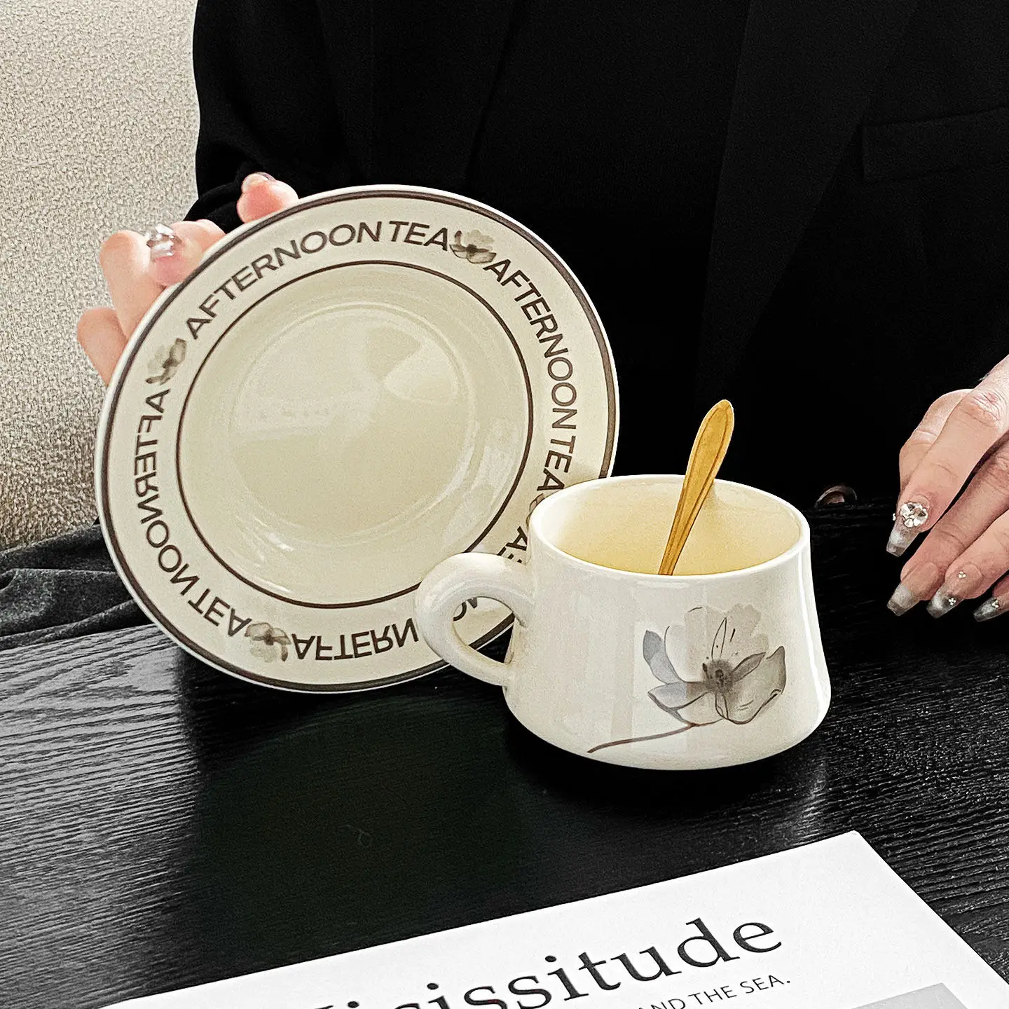 창의적인 꽃무늬 귀여운 컵, 가정용 사무용품 도자기 물컵, 미니멀리스트 스타일 커피잔과 접시 세트