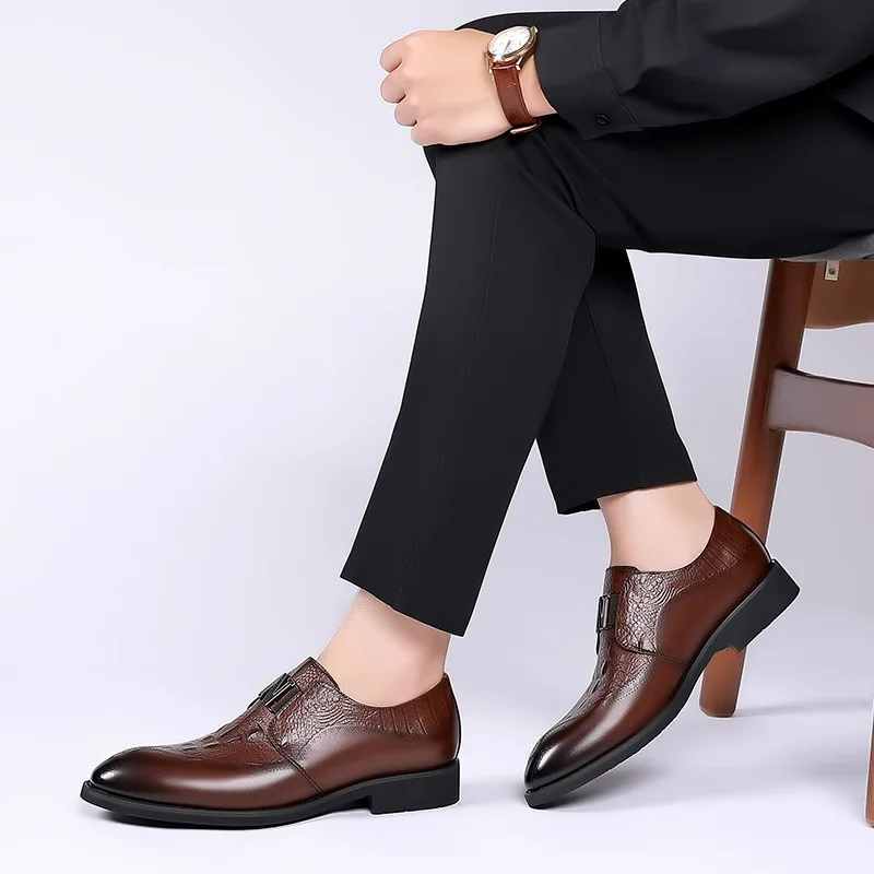 Popular new men's formal leather shoes, business casual men's shoes, British style slip-on pattern carved shoes
