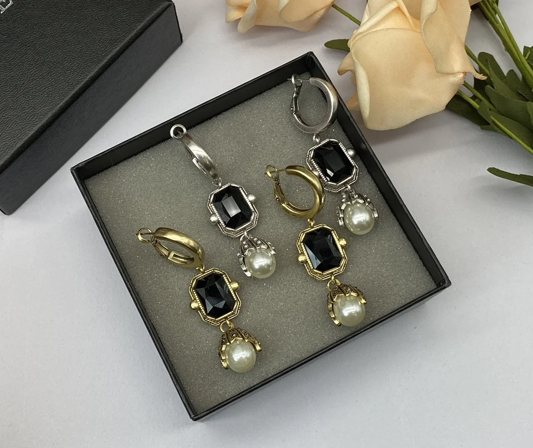 

European and American fashion retro skull earrings