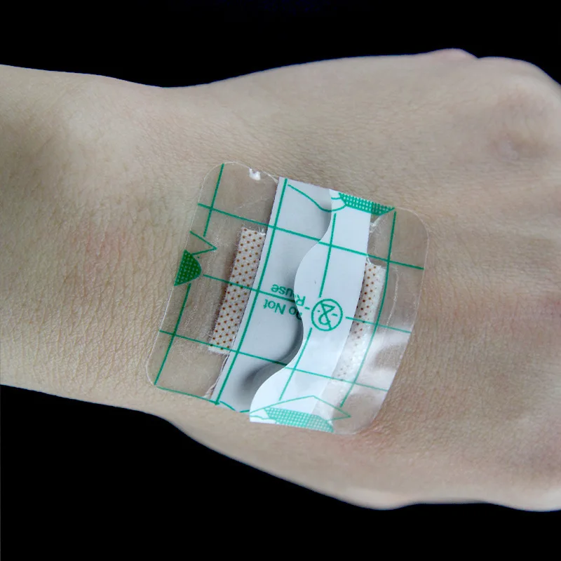 Boîte de 20 pansements adhésifs imperméables PU pour premiers soins, ouverte avec quelques pansements sortis.