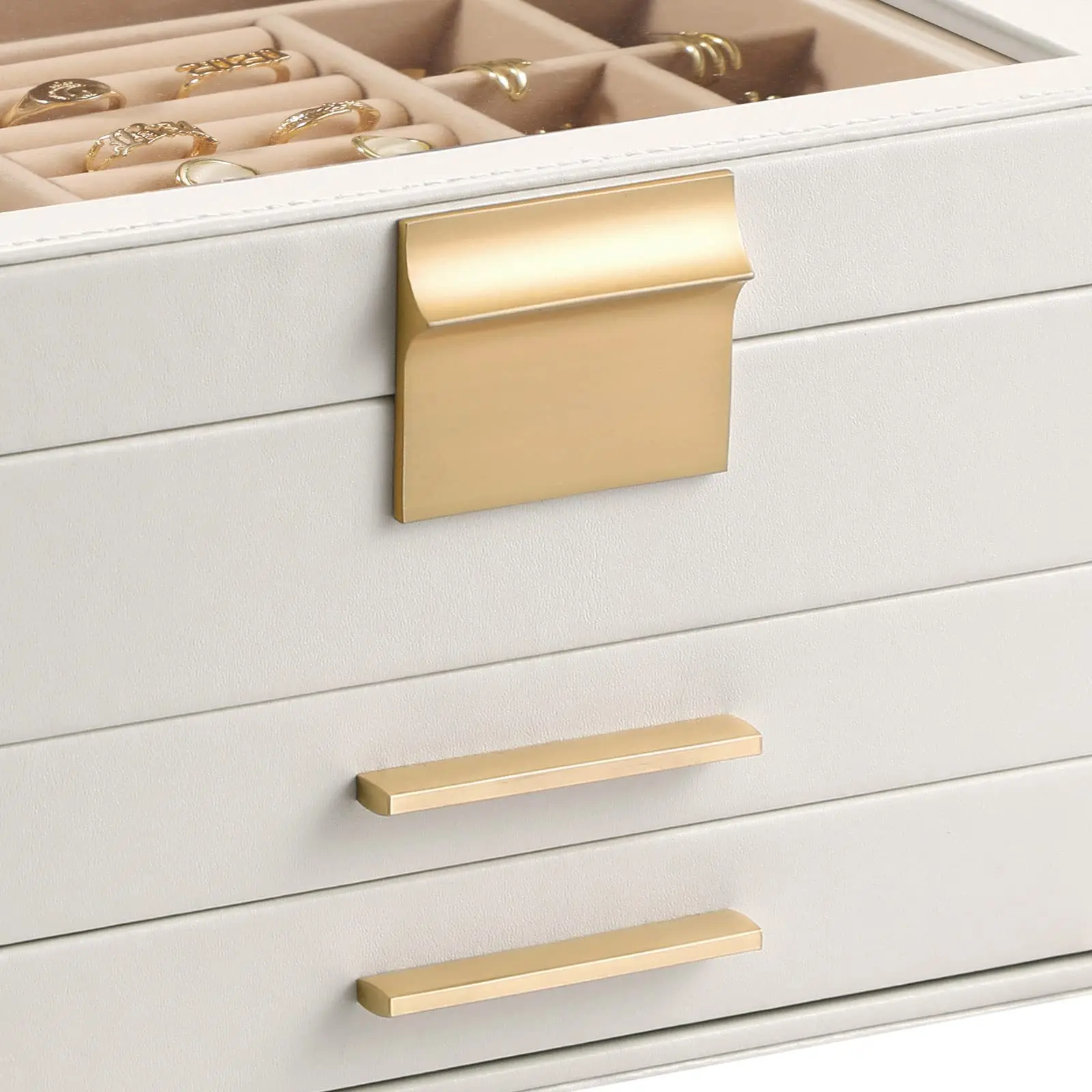 Boîte à bijoux de voyage ouverte avec boucles d’oreilles rangées