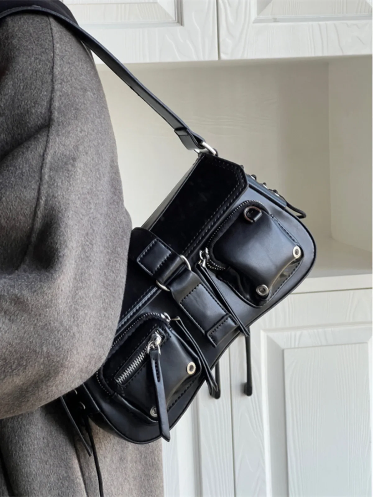 

Locomotive Bag 2023 New Sweet and Cool Girls' Stick Bags Small Fashion Shoulder Bags Versatile Underarm Bag
