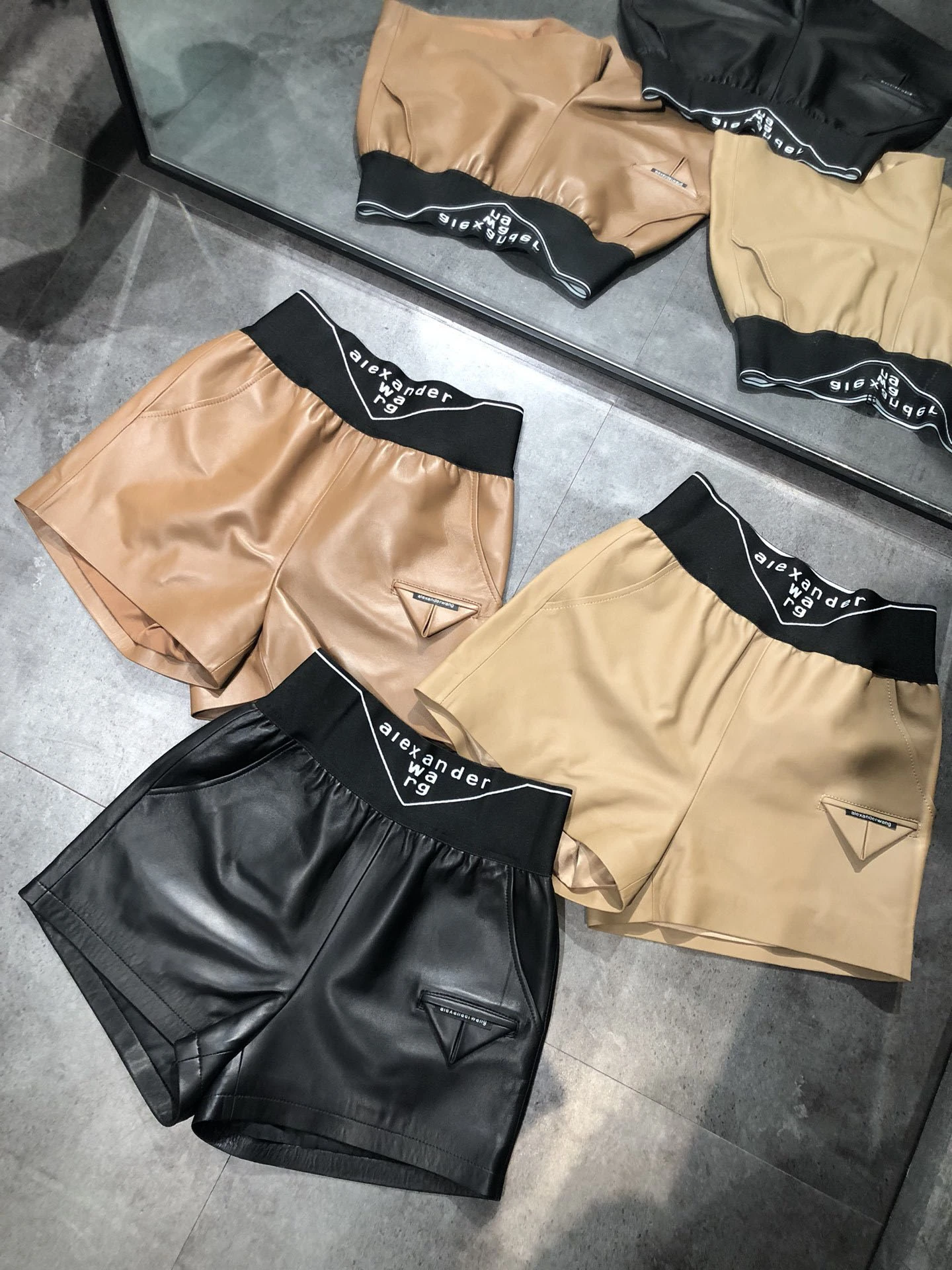 21ss Fashion Shorts WANG Girls' Leather High Waist Ribbon Triangle Shorts Attend Commute Ol Low Waist Leather Pants high waisted shorts