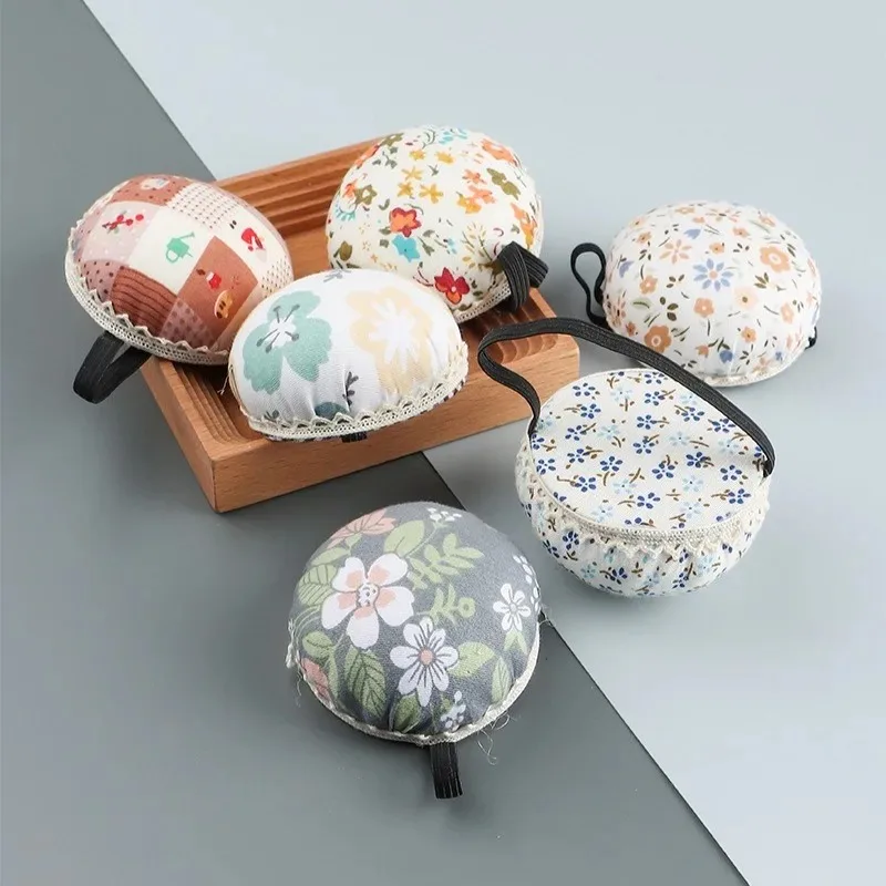 탄성 손목 벨트와 휴대용 바늘 Pincushions 스티치 핀 삽입기 바느질 바느질 액세서리에 대한 DIY 공예 도구