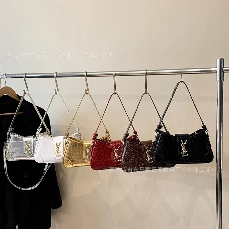 حقيبة كتف صغيرة منقوشة بملمس الحجر 2025