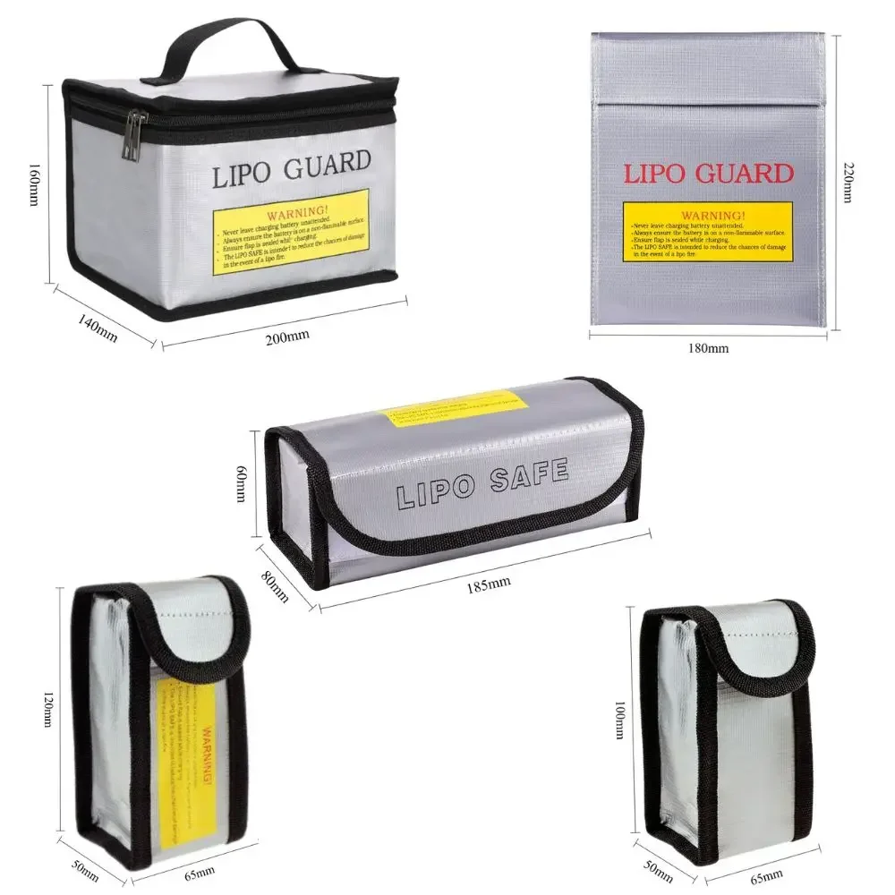 Main tenant un sac de protection ignifuge pour batterie drone, avec d'autres sacs empilés en arrière-plan.