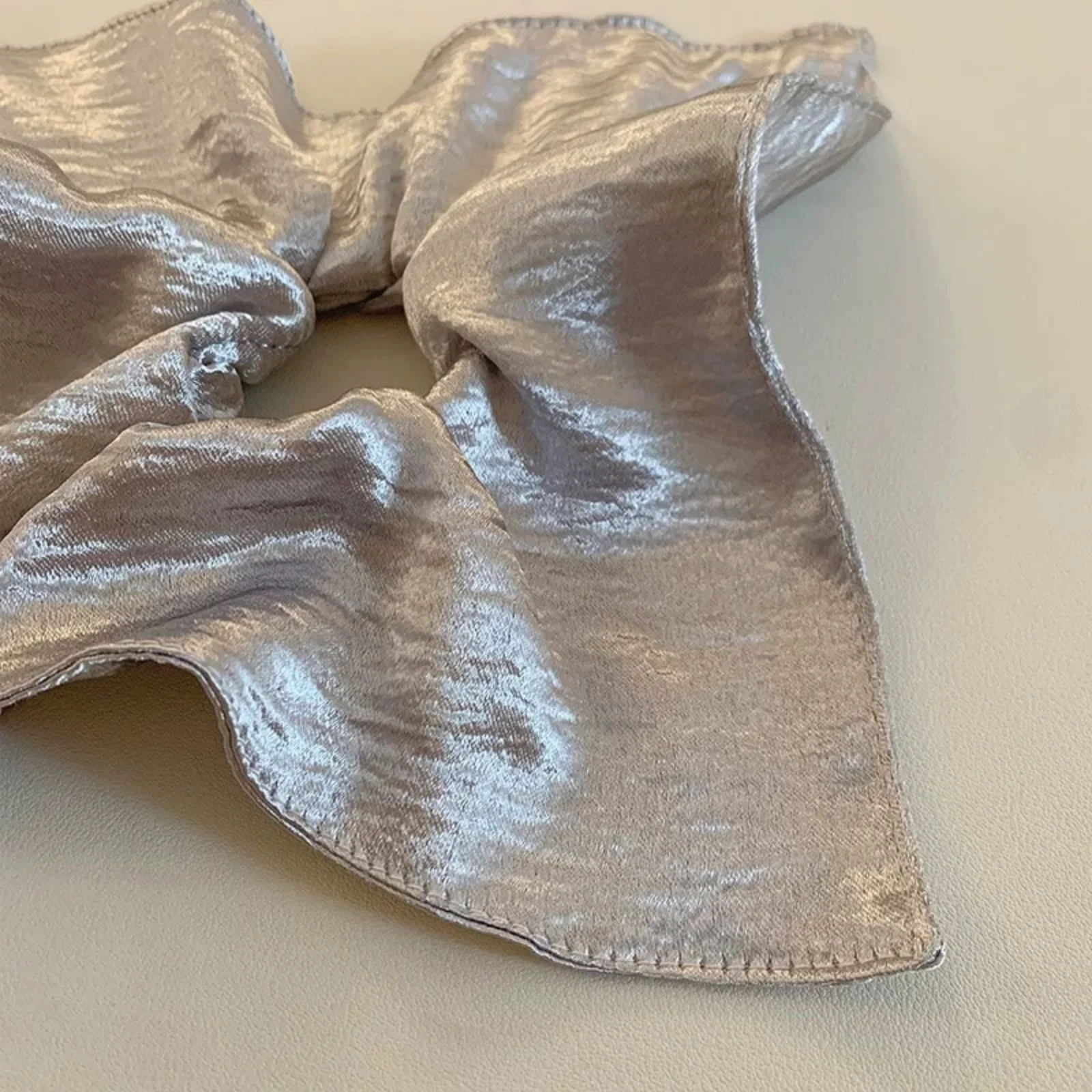 1 Stück glänzendes silbernes strukturiertes Haargummi, elegantes großes Haargummi, stilvolles Haar-Accessoire für Frauen für den täglichen Gebrauch und auf Partys – Detail 3