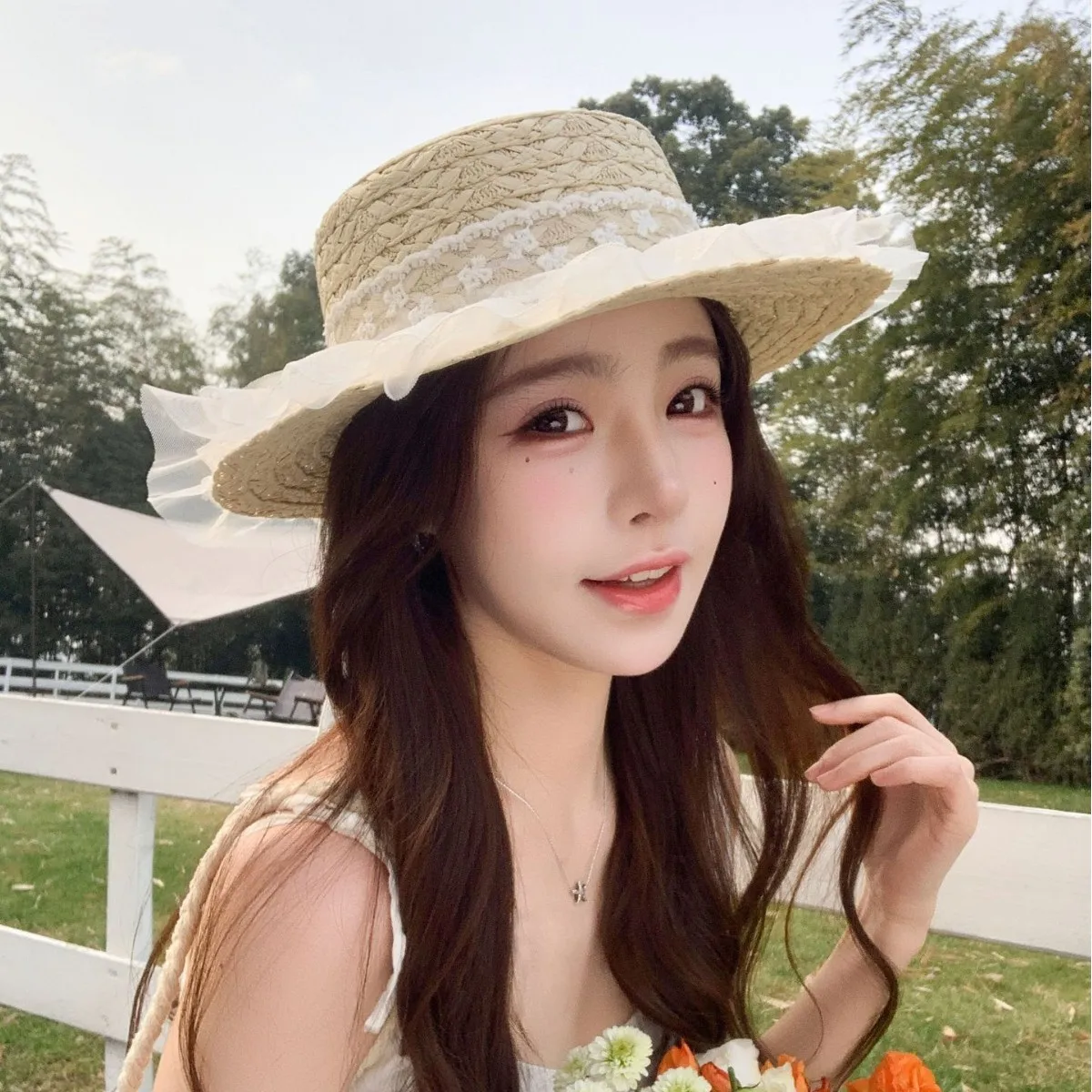 새로운 여름 와이드 브림 밀짚모자 플랫 탑 레이스 직조 햇빛 가리개 모자 여성 및 남성 야외 작업용 해변 해안 햇빛 차단 모자