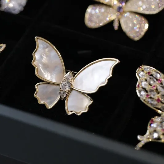 春の新エレガントな蝶のブローチ女性ライト高級重工業マイクロ