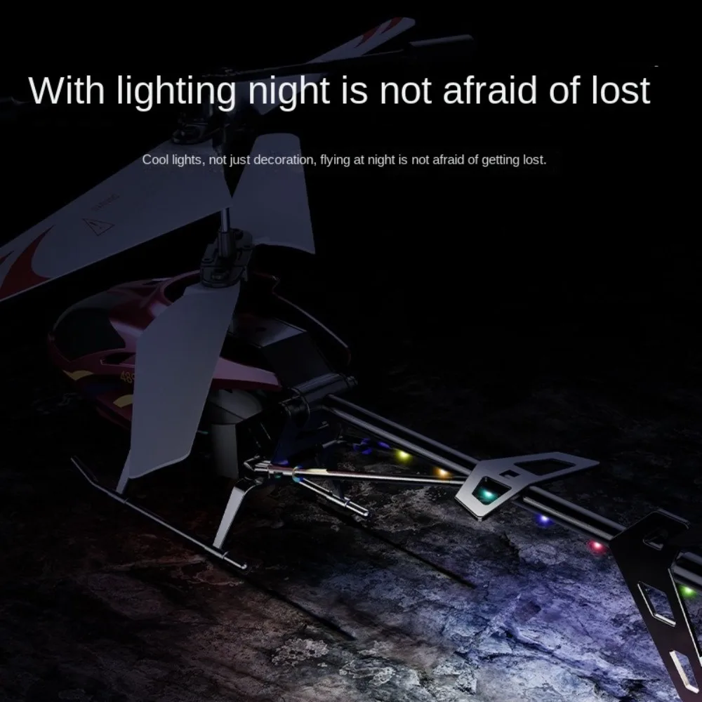 Dessous de l'avion RC montrant le gyroscope et les hélices.