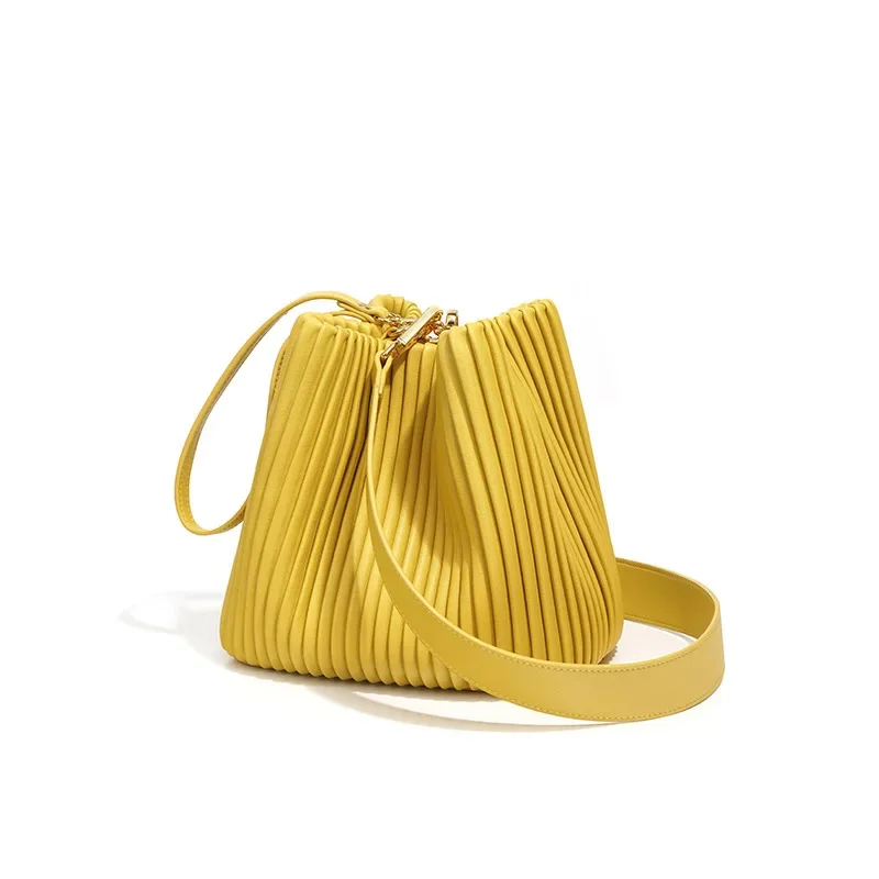 thumbnail image 1 of Bolso tipo cubo de piel de vaca de alta calidad para damas, elegante, a la moda, exquisita tendencia, hombro plisado, diseño original, nuevo en forma de cruz, 1 of 5