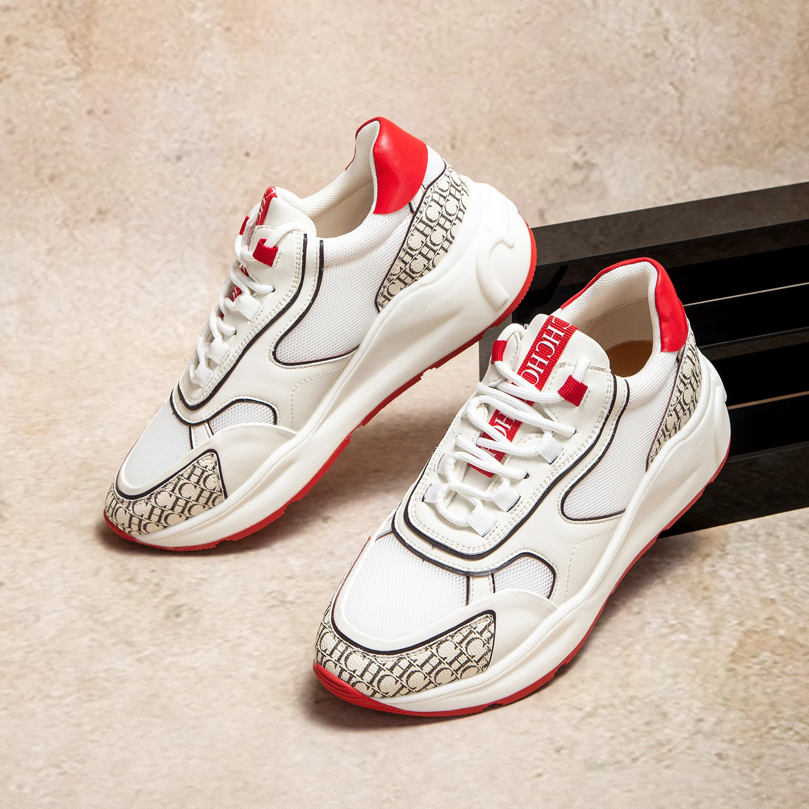 حذاء رياضي من CHC بتصميم أبيض وأحمر