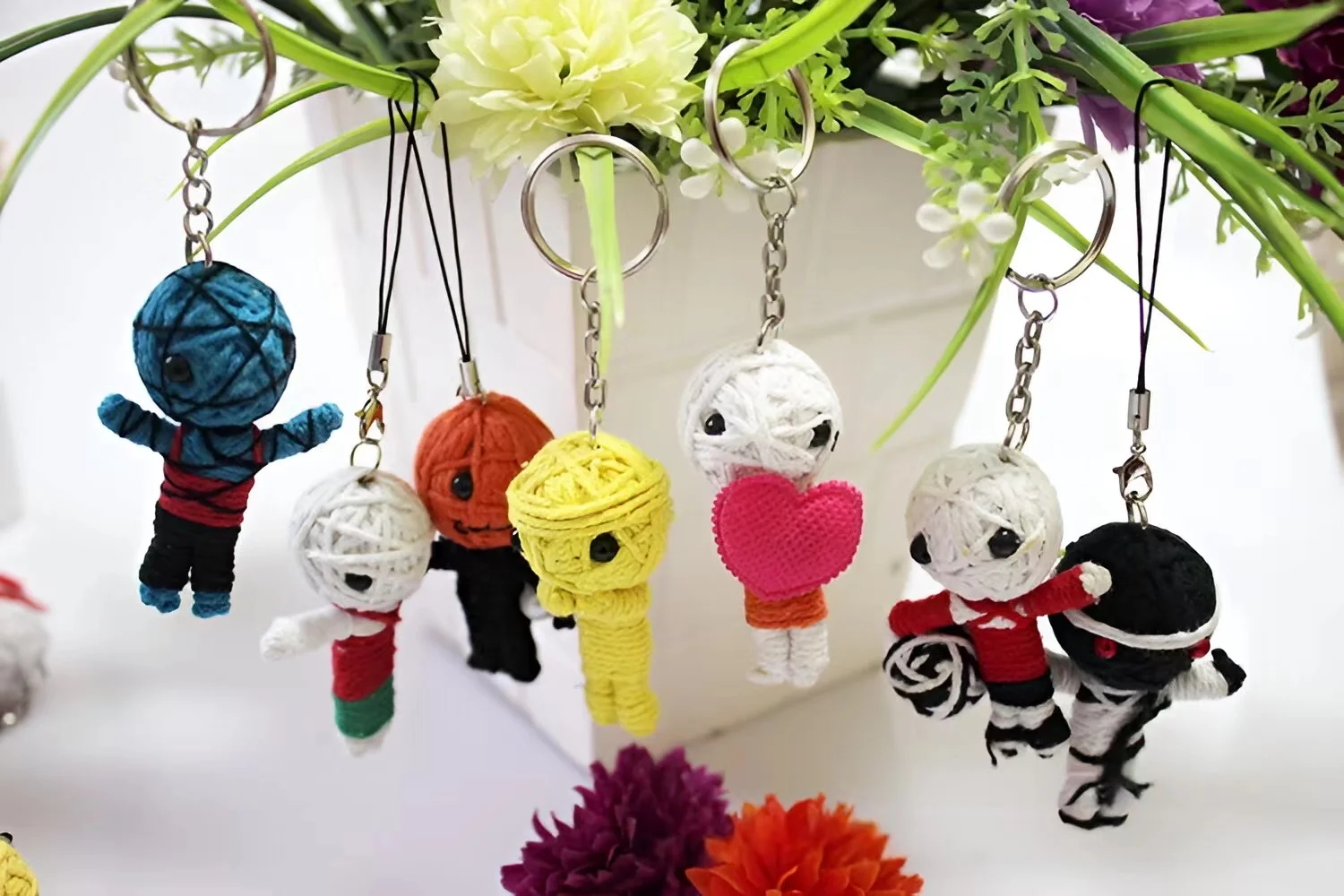 100pcs revenge voodoo game keychain, lucky Halloween luggage bag, gift accessories mini gift, stuffed toy Thai curse doll