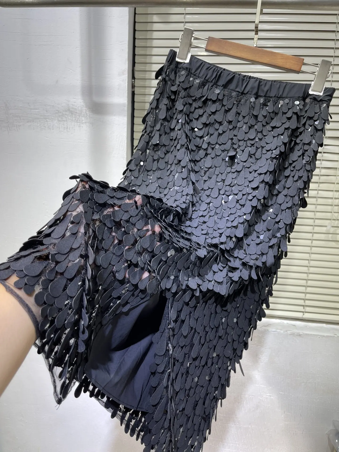 Рисунок 4 - Женская Блестящая Юбка-миди с вышивкой