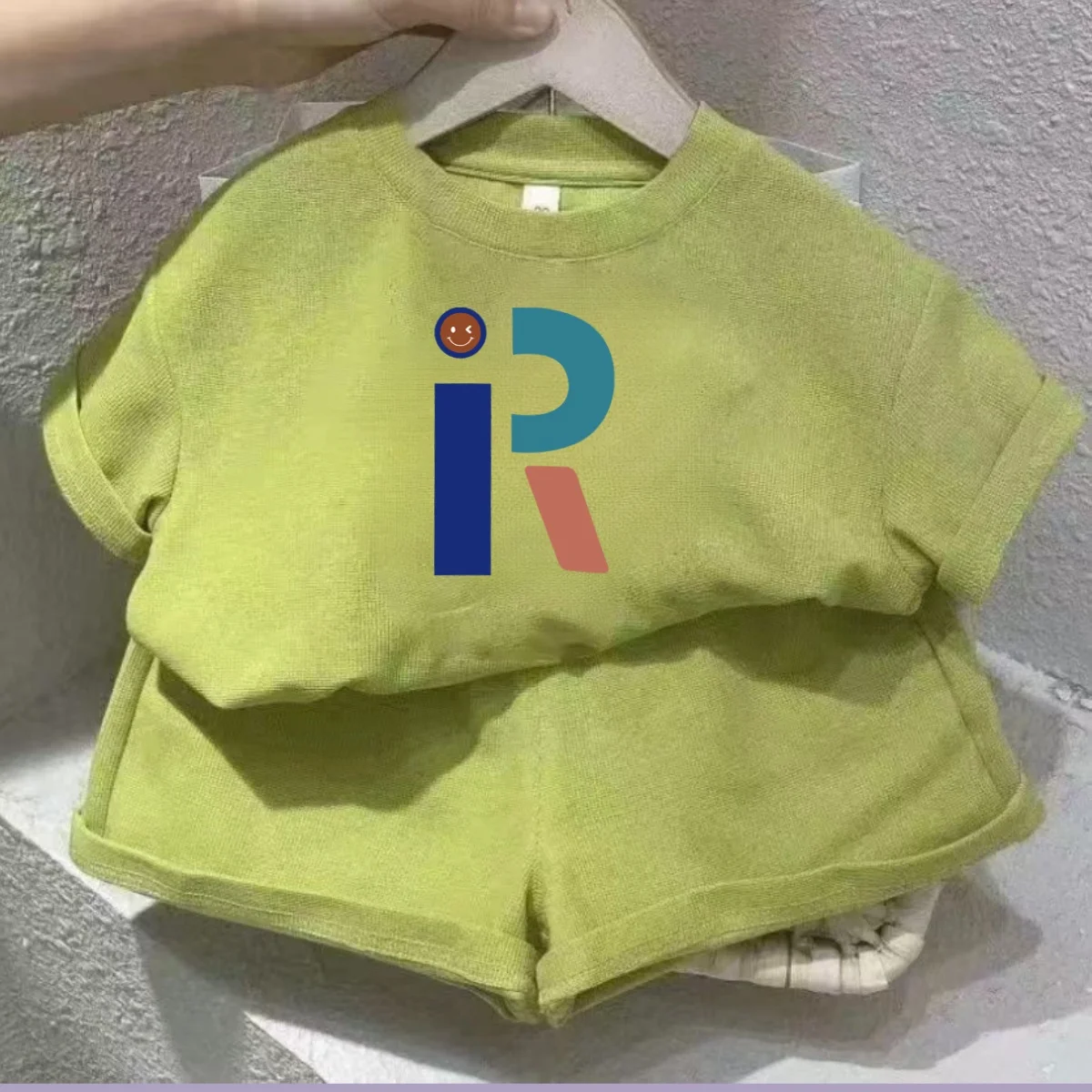 طقم ملابس صيفي للأطفال البنات مكون من قطعتين: تي ش...