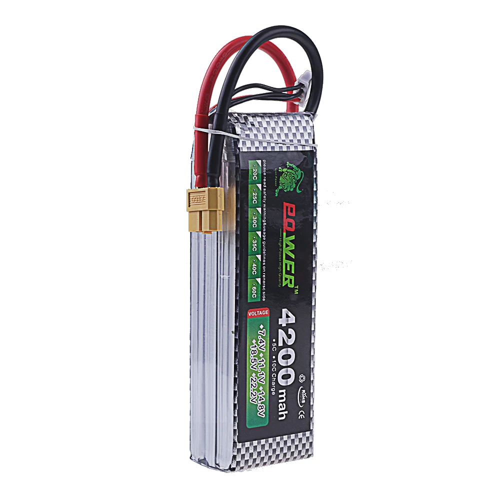 Batterie LiPo 14.8V 4200mAh 60C connectée à un drone quadricoptère prêt à voler