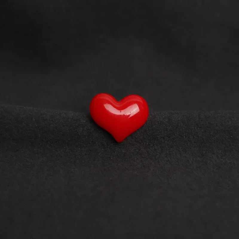 Heart Shape Brooch Cute Red Heart Brooches Romantic Love Heart Resin Pins Mini Decorative Pins Lovers' Gift Clothes Bag Accessories