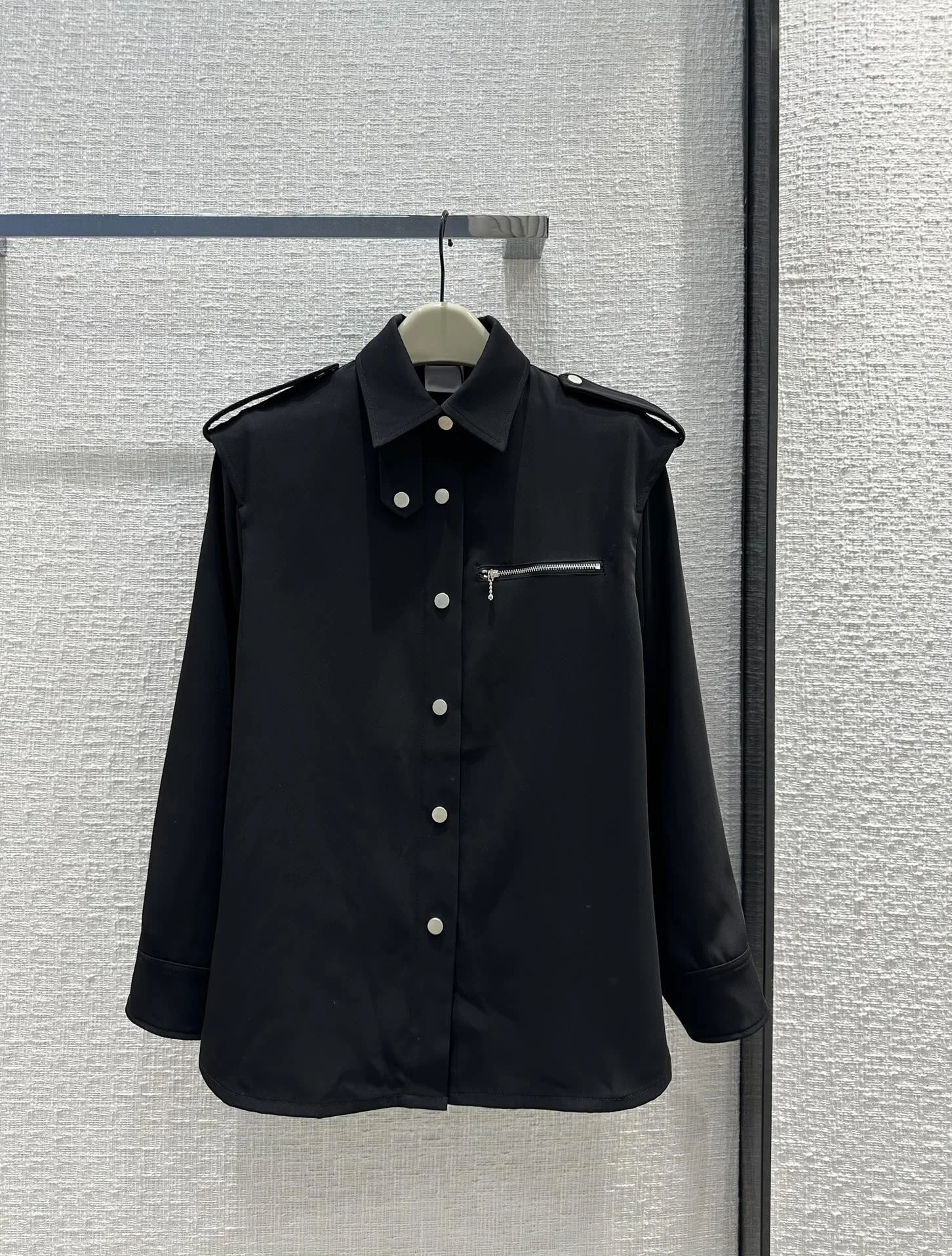 

2023 New for early fall! Single breasted black shirt, can be folded single small coat, casual loose version