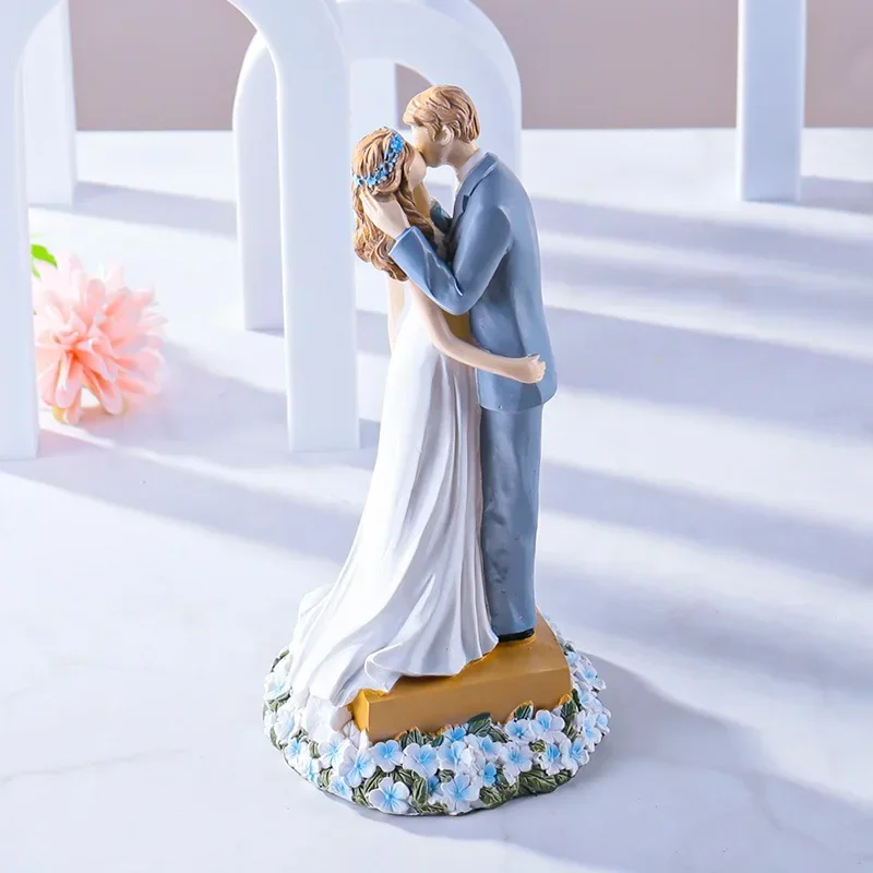 

American Resin Statue Couple Sculpture Ornament Home Decor Wedding Top Cake Resin Home Decoration Ornament