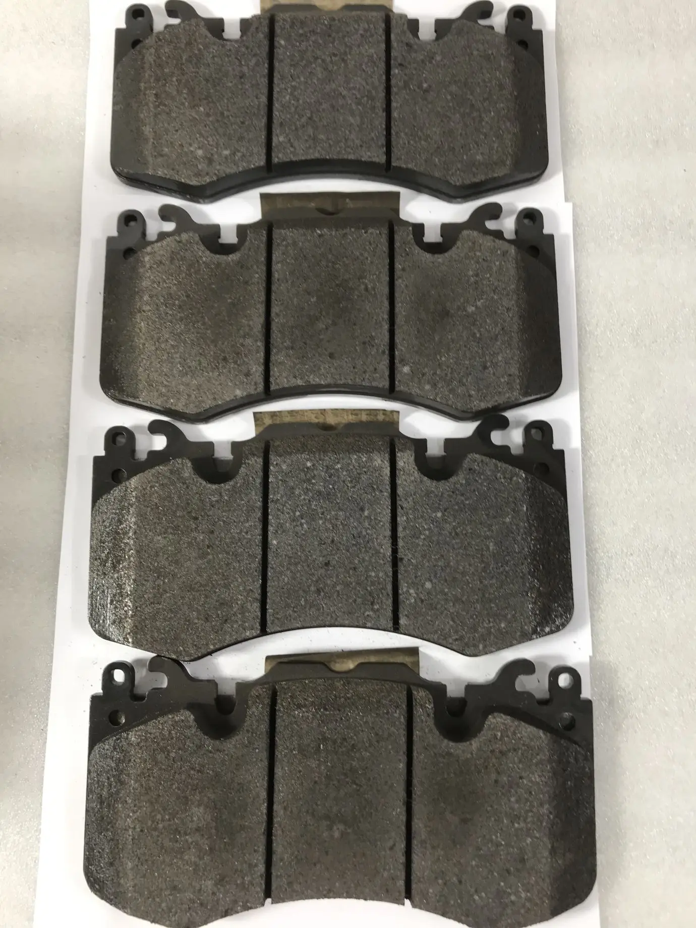 Land Rover high performance brake pads are applicable to Land Rover 4.4t and 5.0t models lr020362 lr093886 lr114004 lr160069 stainless steel brake lines