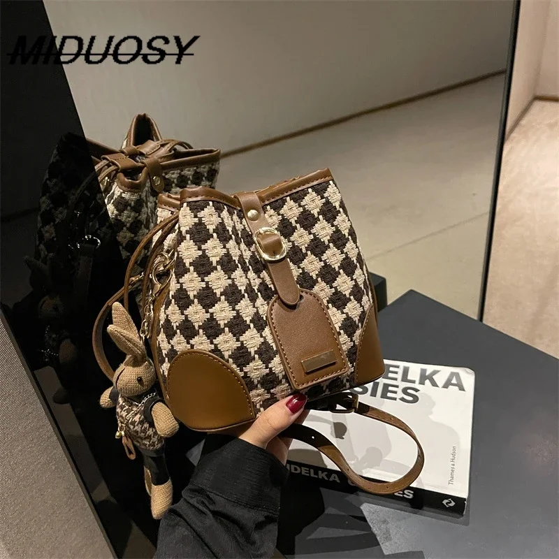 

High Sense Diamond Crossbody Bag Women's 2022 New Winter Niche Design Online Popular Single Shoulder Bucket Bag