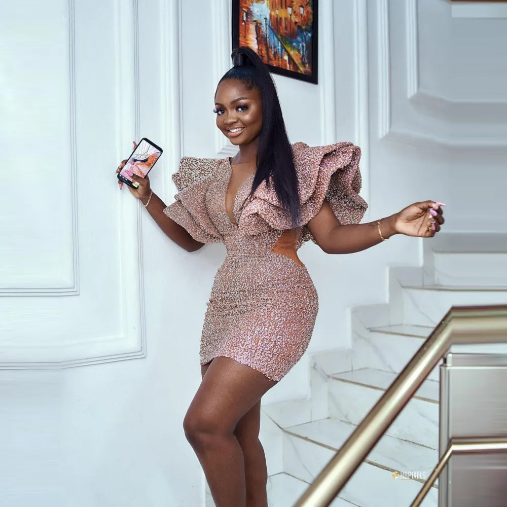 

Sexy Sparking Short Prom Dresses Puffy Shoulder V Neck Mini Plus Size Aso Ebi Women Evening Gows For Party فستان حفلة موسيقية