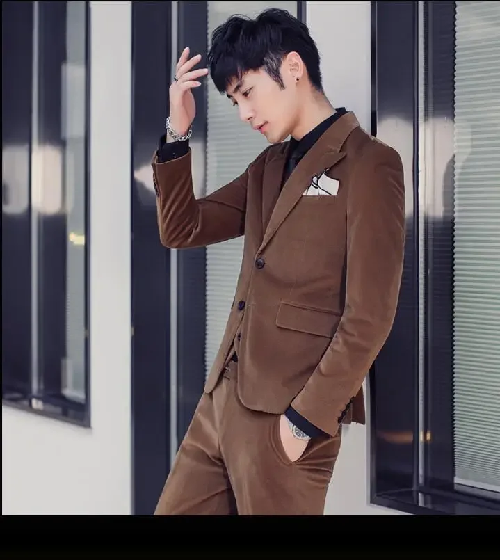 2024 Brown Velvet Men Suit Warm Retro Blazer Set Smart Business Men Suit Slim Fit 3 Pezzi Tuxedo Groom Prom Party Costume Homme