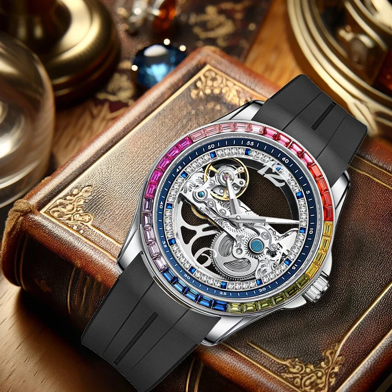 L'Orologio automatico scheletrato tourbillon uomo con strass arcobaleno di PACOSHOP24.COM è caratterizzato da un cinturino nero e da una lunetta con pietre preziose arcobaleno, visualizzata su un libro antico. Il suo intricato movimento automatico è visibile attraverso il quadrante trasparente.