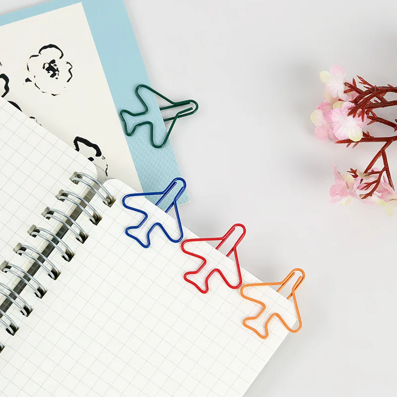 6pcs 크리 에이 티브 컬러 종이 클립 귀여운 비행기 모양의 클립 금속 컬러 종이 클립 학교 바인딩 용품