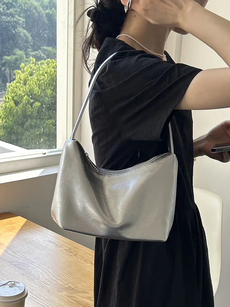 

South Korea's niche design armpit Instagram fashion small female 2023 simple silver handbag shoulder bag tide