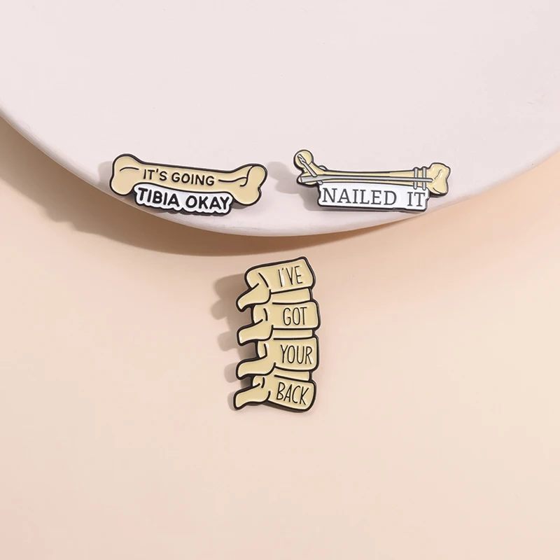 Spilla Smaltata Divertente 'Hello, I'm Addicted To The Sims' – Lega Di Zinco – 1,9 X 3 Cm - 2