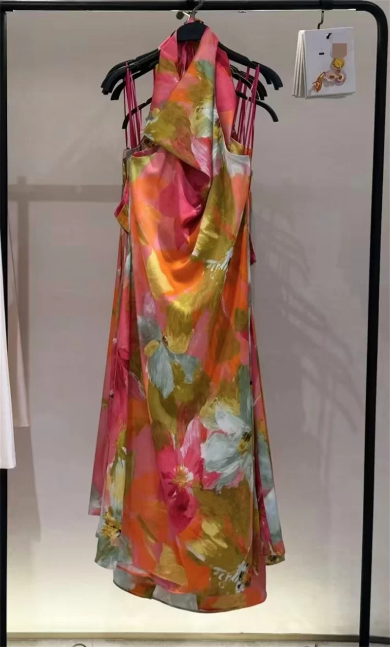 Robe longue élégante et gracieuse pour femme, nouveau style été 2026, imprimée, col halter, texture satinée, idéale pour les vacances à la plage