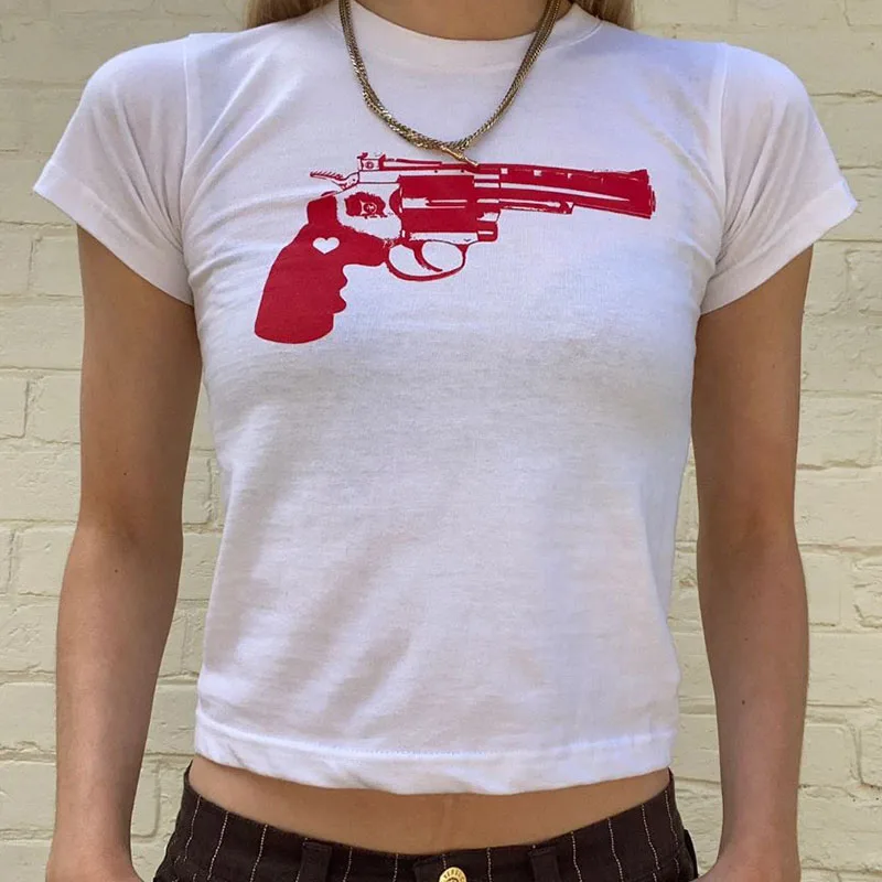 Camiseta corta con estampado divertido de pistola para mujer, estilo callejero europeo y americano, estilo Y2K, estilo casual, entallada y a la moda.