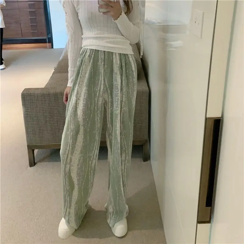 Рисунок 5 - Брюки женские с широкими штанинами и высокой талией