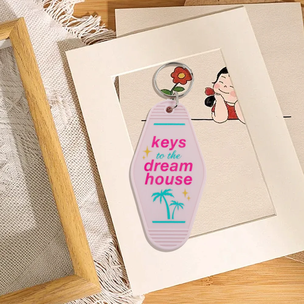 Niedlicher Zitat-Schlüsselanhänger „To The Dream House“, Puppeninspirierter Motel-Schlüsselanhänger, Retro-Rosa-Schlüsselanhänger, Fans-Kollektion, personalisiertes Zubehör – Detail 8