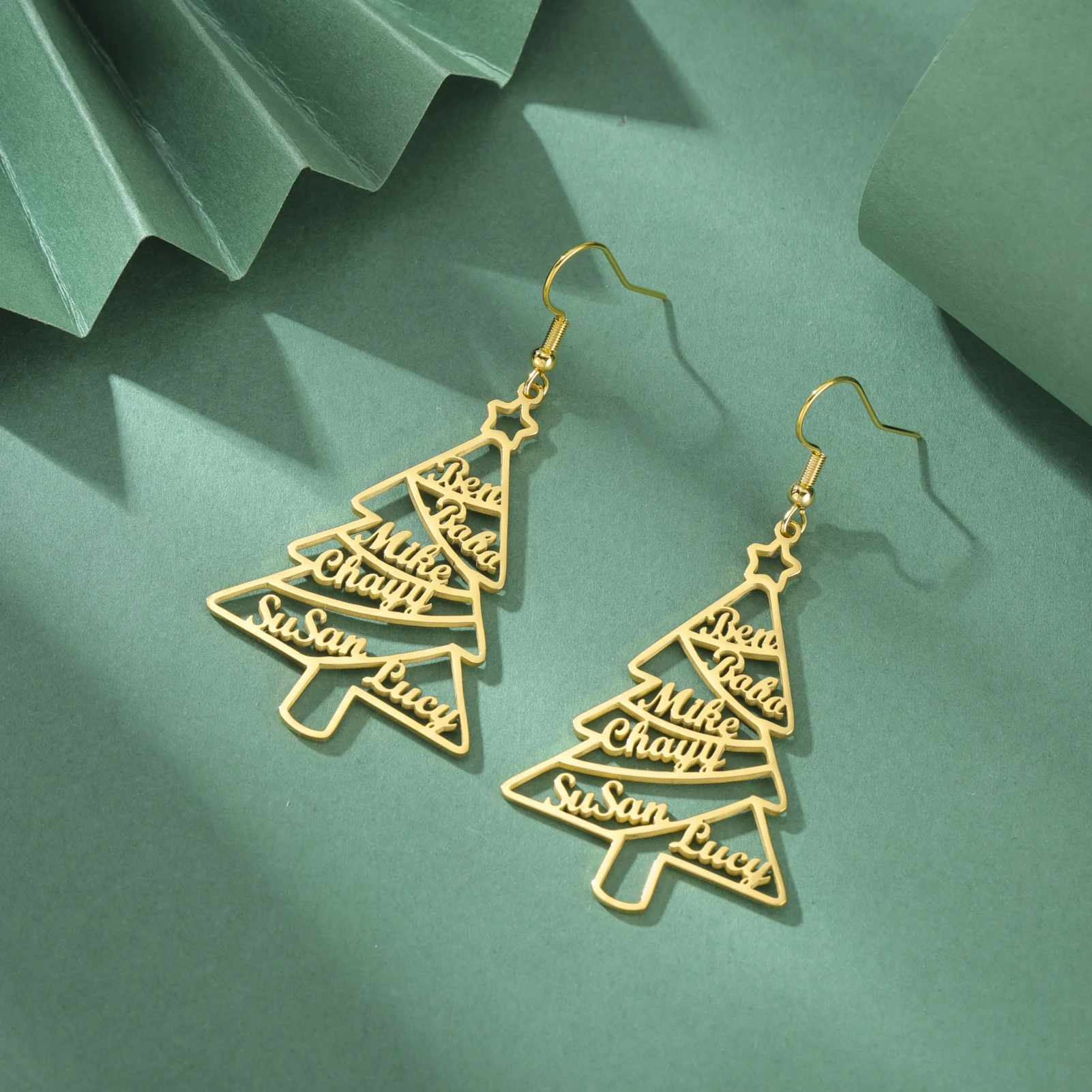 맞춤형 크리스마스 트리 요소 귀걸이 맞춤형 디자인 여러 이름을 사용하여 패셔너블한 독특한 시즌 맛을 선보입니다.