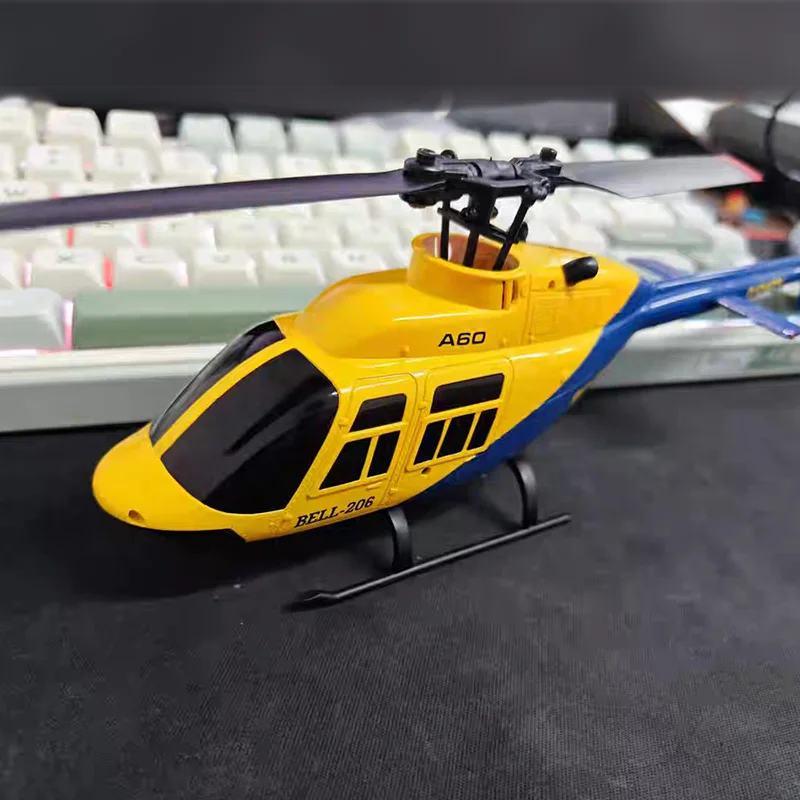 Hélicoptère RC A60 en vol extérieur, portée 80-120m, ciel bleu
