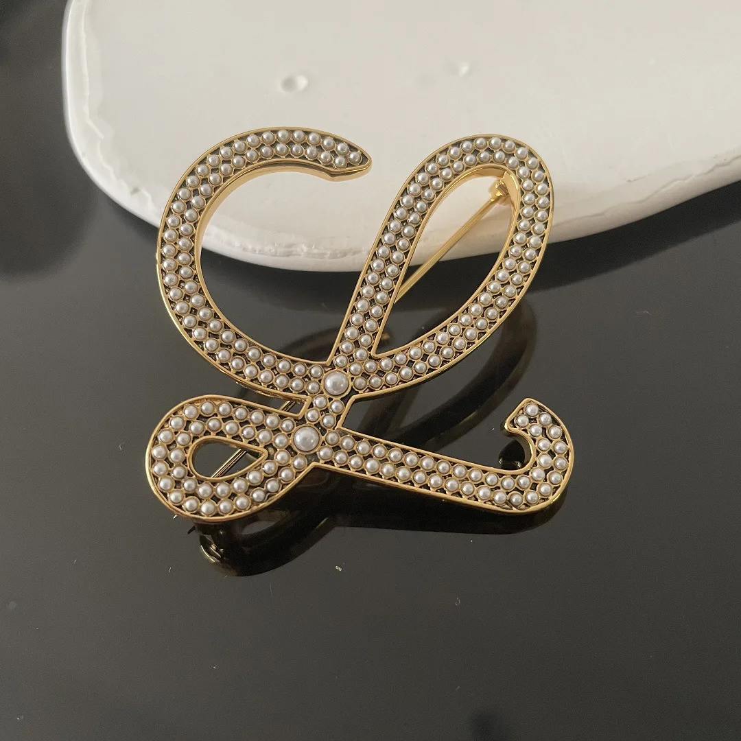 

European and American minimalist pearl hollow window flower brooch