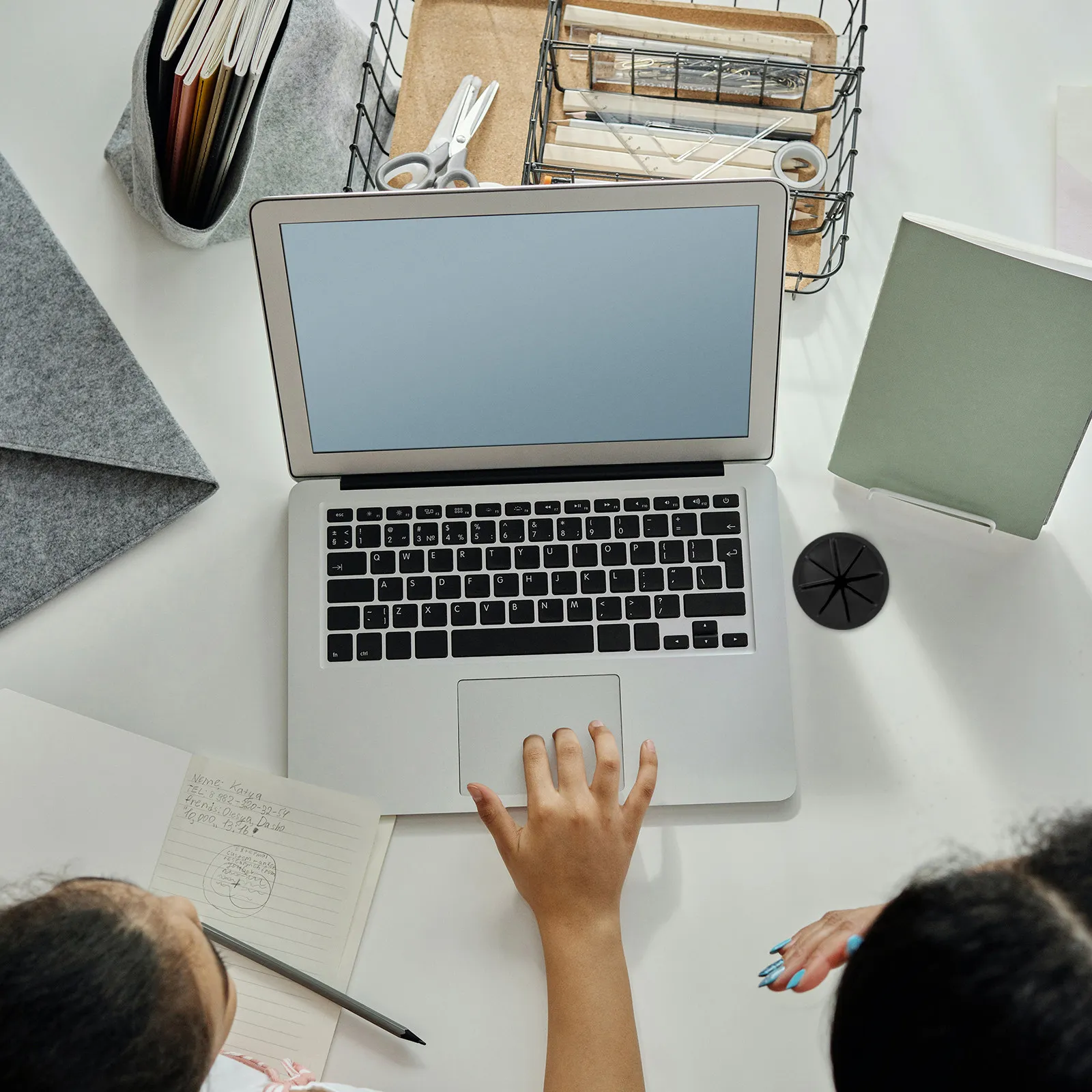 5Pcs 데스크 그로멧 케이블 정리기 가정용 사무실 컴퓨터 책상 케이블 구멍 커버 코드 관리용 유연한 와이어 홀더 블랙