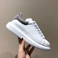 Chaussures élégantes pour femmes, baskets blanches à semelle épaisse, chaussures vulcanisées avec hauteur interne accrue pour hommes et femmes 1