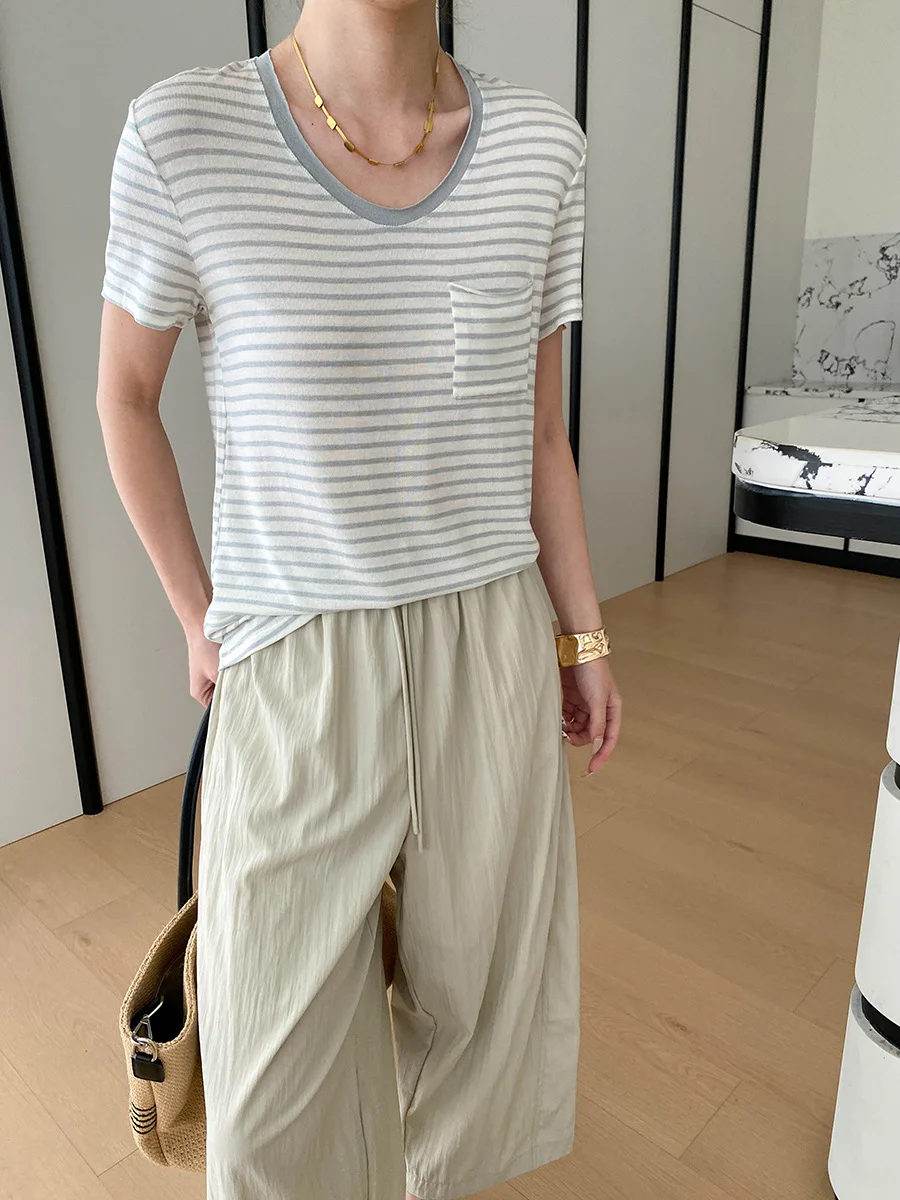 Sommerliches Damen-T-Shirt mit Rundhalsausschnitt, Tasche und lockeren kurzen Ärmeln – Detail 34