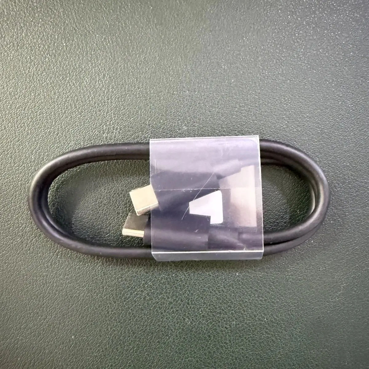 Câble de charge rapide USB-C pour drone DJI - Original usine, branché sur un drone DJI en charge.