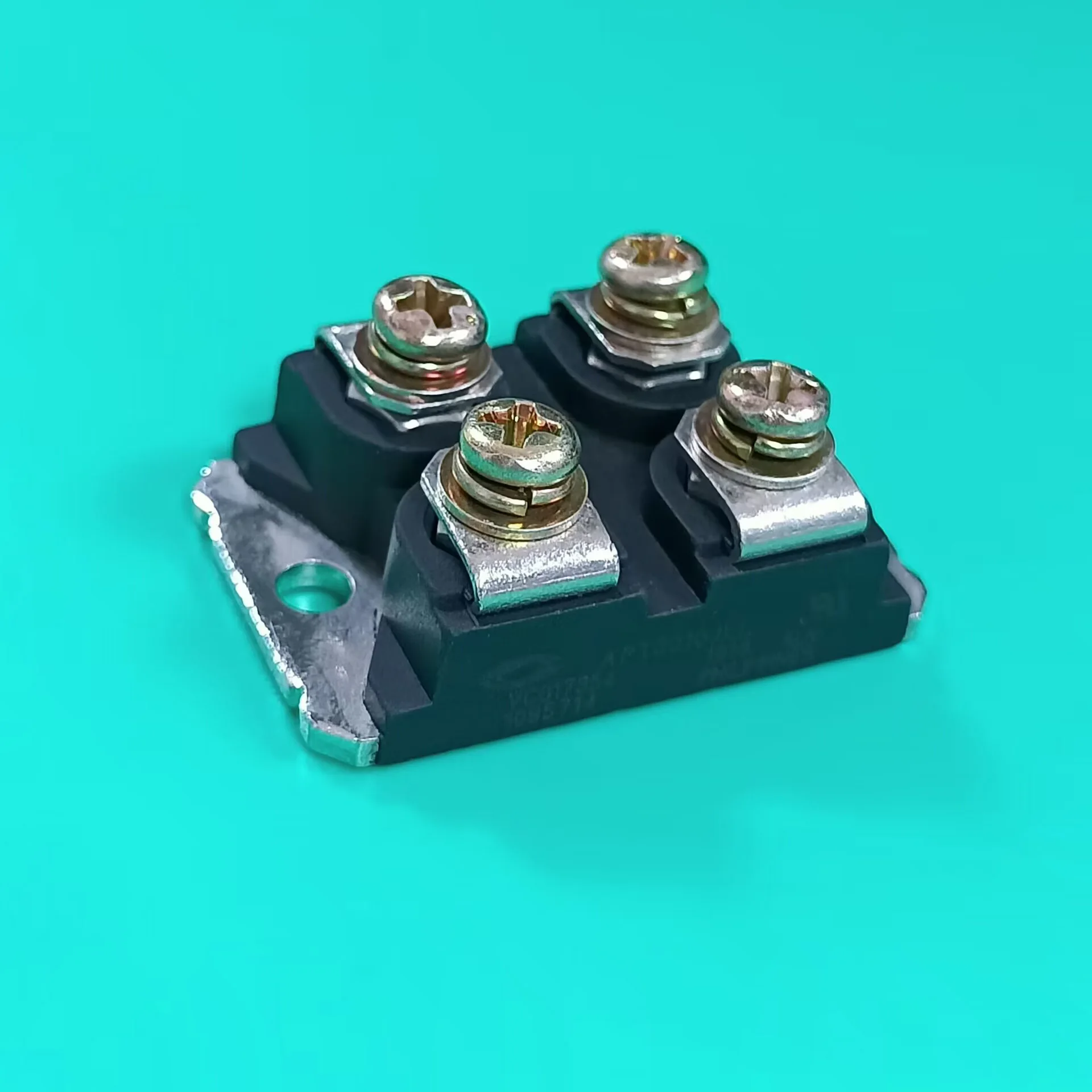 

APT6010JLL SOT227 модуль IGBT power MOS 7TM-это новое поколение низких потерь высокого напряжения n-канальный режим повышения мощности MOSFET