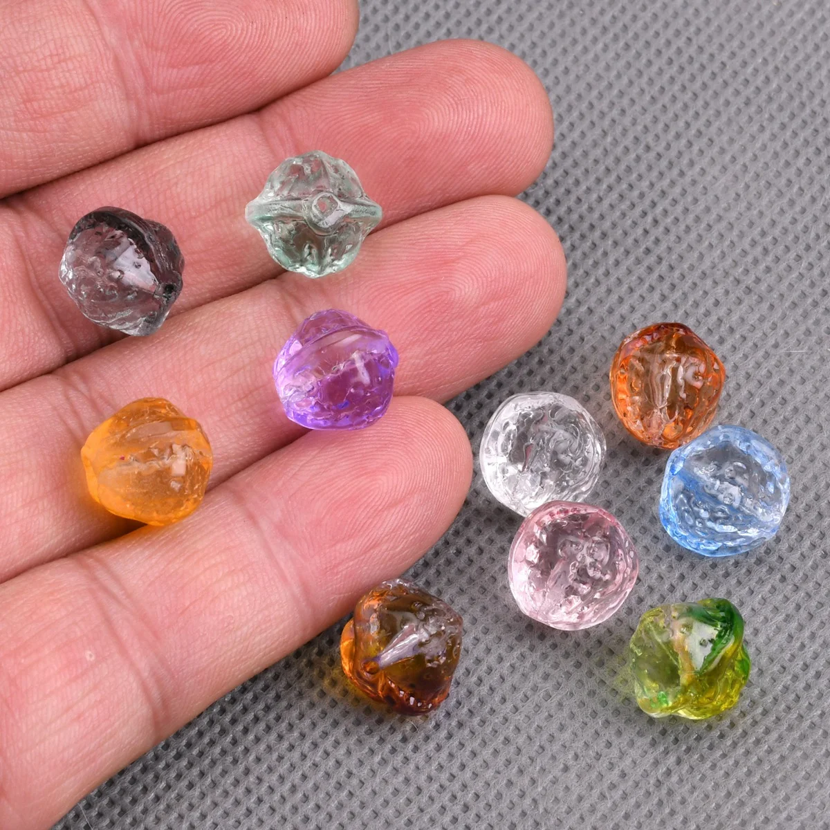 Рисунок 2 - Бусины из стекла в форме ореха