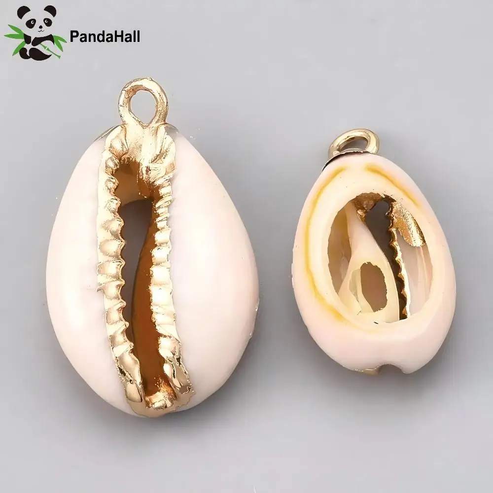 PandaHall 50 Stück Naturfarbene Kaurischnecken-Muschelanhänger mit Metallbeschlägen Muschel-Charms für Fußkettchen Armband Schmuckherstellung