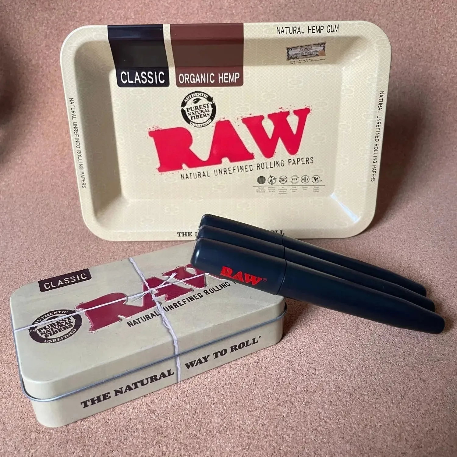 3 יחידות תיבת פלסטיק וצינור שחור מתגלגל