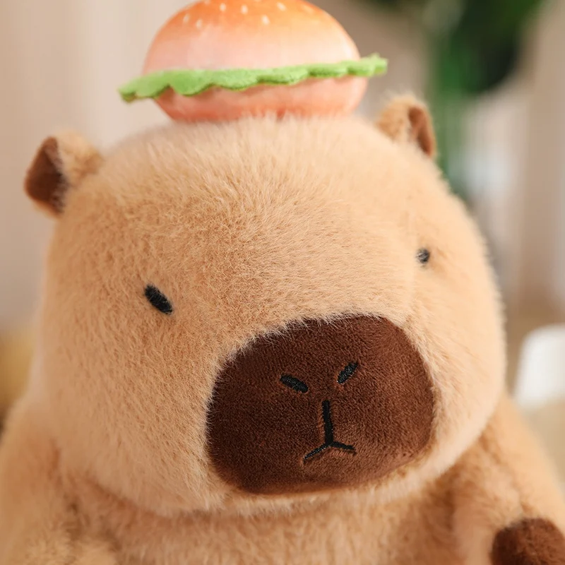 Portachiavi in peluche Capybara con cappello a fragola