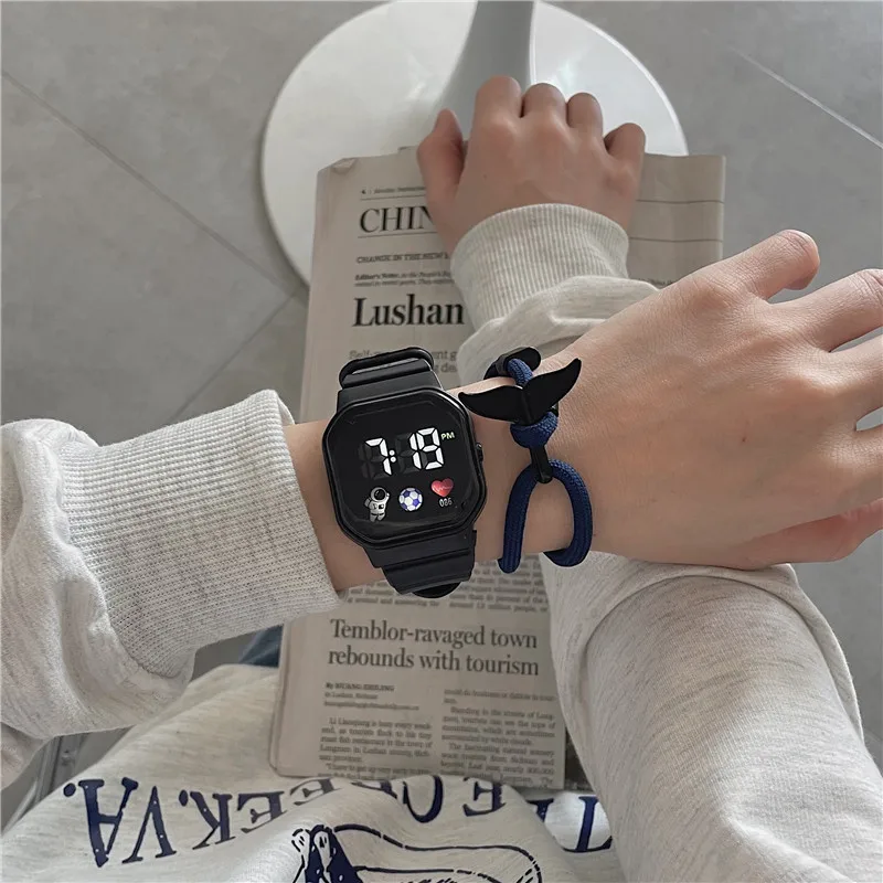 Children's watch, small square astronaut LED electronic watch, student party high-value simple and fashionable button watch 2