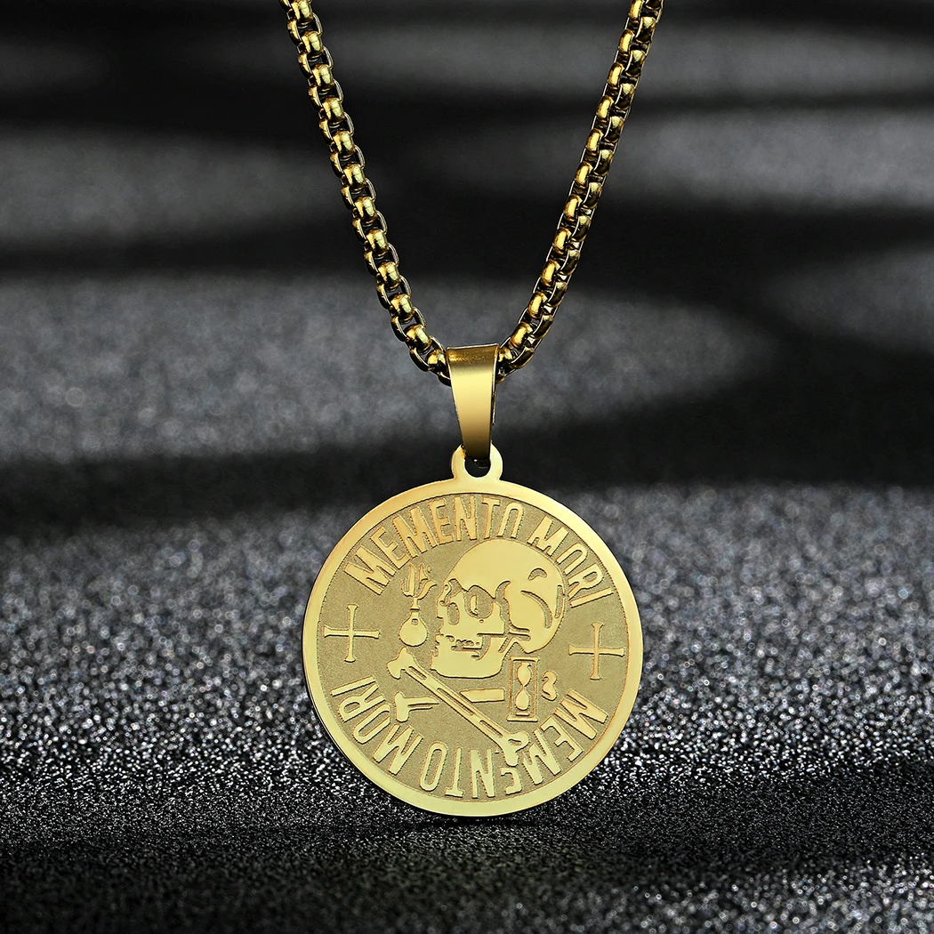 Collar de acero inoxidable Memento Mori, colgante estoico de calavera grabada, joyería de Amor Fati para hombres y mujeres